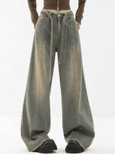 Boyfriendjeans mit Binderiemen und Nahtdetail